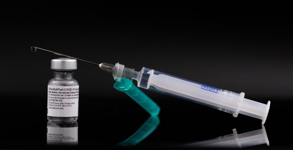 Vial y jeringuilla_vacuna covid19_Pfizer_BioNtech