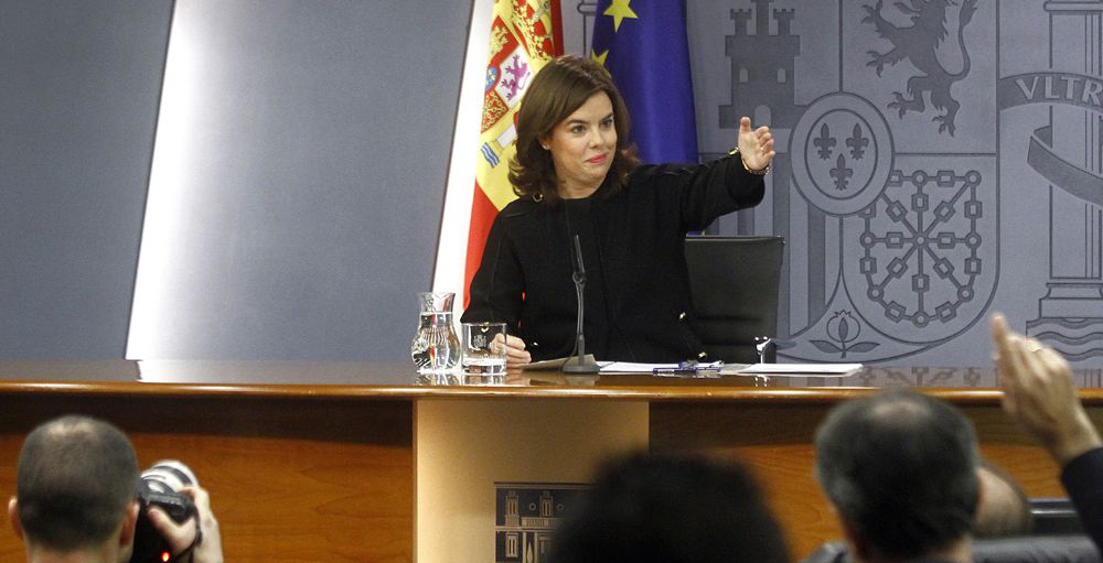 La Vicepresidenta del Gobierno, Soraya Sáenz de Santamaría, durante su comparecencia en la rueda de prensa, posterior al Consejo de Ministros. Fotografía, Pool Moncloa / J. M. Cuadrado
