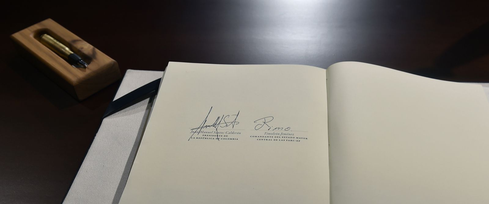 Página del nuevo Acuerdo de Paz con las firmas del Presidente de la República, Juan Manuel Santos, y el máximo líder de las Farc, Rodrigo Londoño Echeverri, conocido como ‘Timoléon Jiménez’-Timochenko- .Jueves es, 24 de noviembre de 2016. Foto:César Carrión - SIG