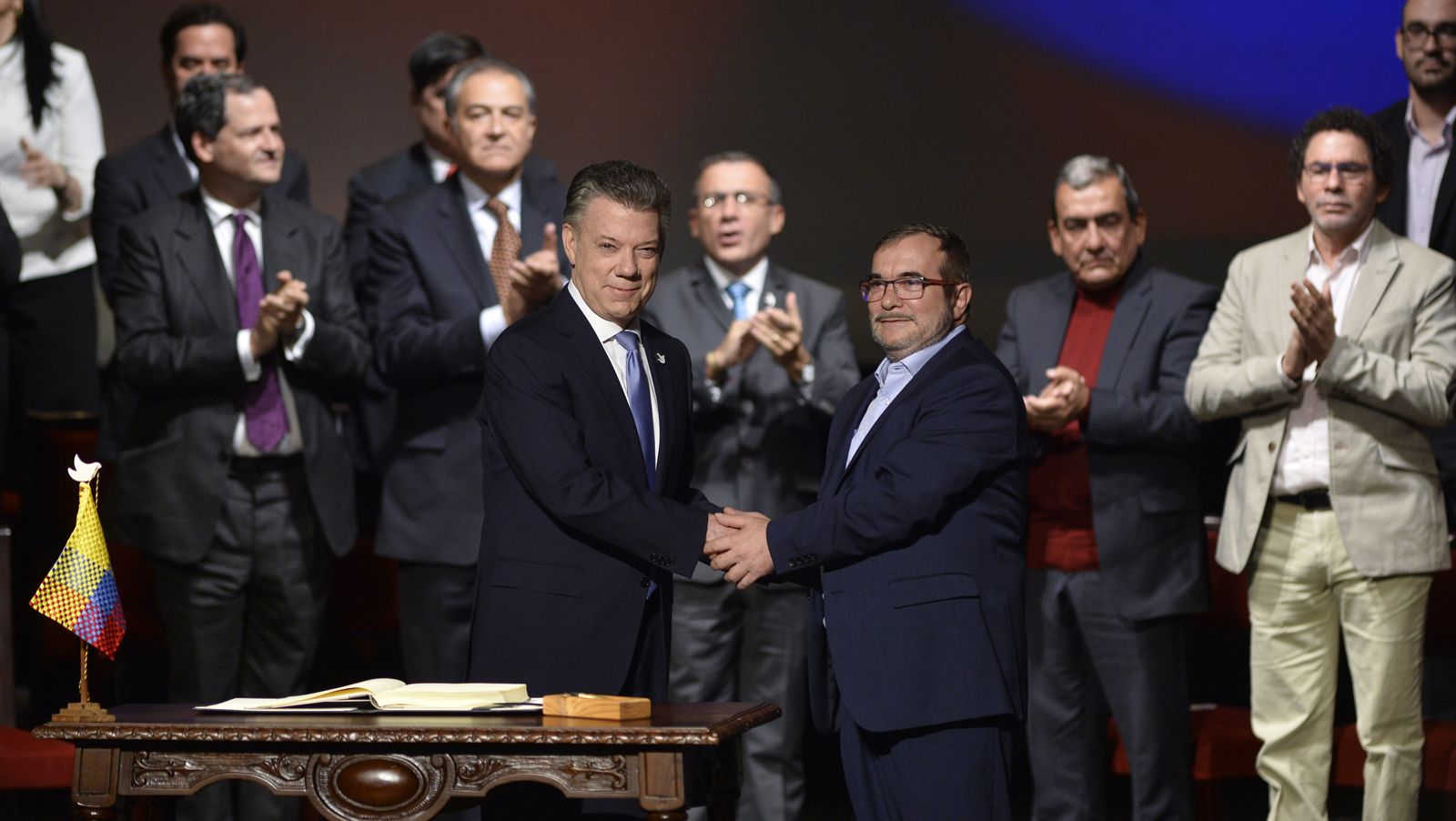 Los asistentes al Teatro Colón tributaron una ovación luego de la firma del Nuevo Acuerdo de Paz por parte del Presidente Juan Manuel Santos y el máximo líder de las Farc, Rodrigo Londoño . Bogotá - jueves, 24 de noviembre de 2016 Foto:Efraín Herrera - SIG