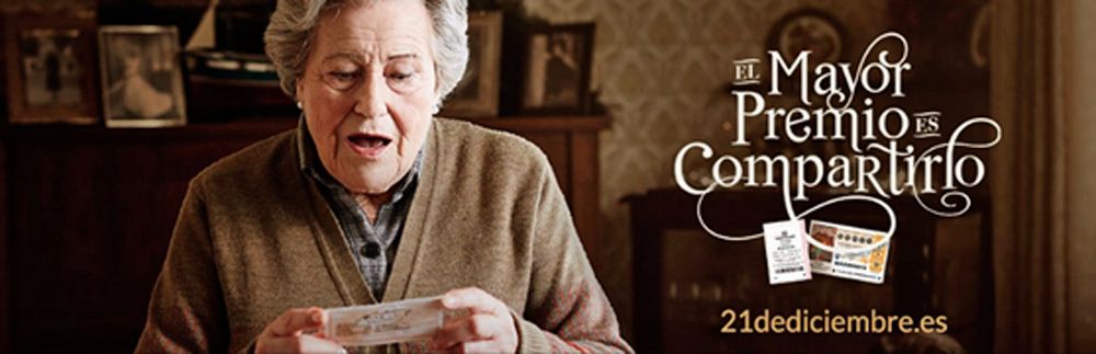 Carmiña mira su décimo y cree que le ha tocado el Gordo de Navidad. © Leo Burnett/LAE.