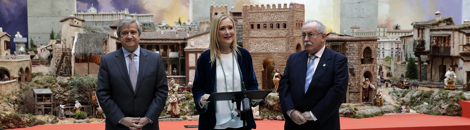 Cristina Cifuentes (Presidente de la Comunidad de Madrid) presente el departamento de Envíos Extraordinarios y el Belén de Sol. © CAM
