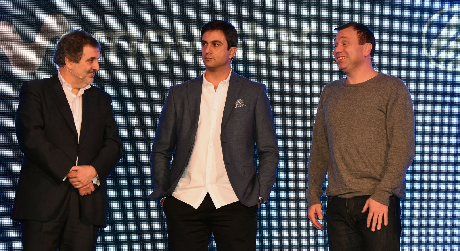 De izquierda a derecha: El Presidente de Telefónica España, Luis Miguel Gilpérez, el managing director de ESL España, Manuel Moreno y Ralf Reichter, CEO de ESL. © Telefónica.