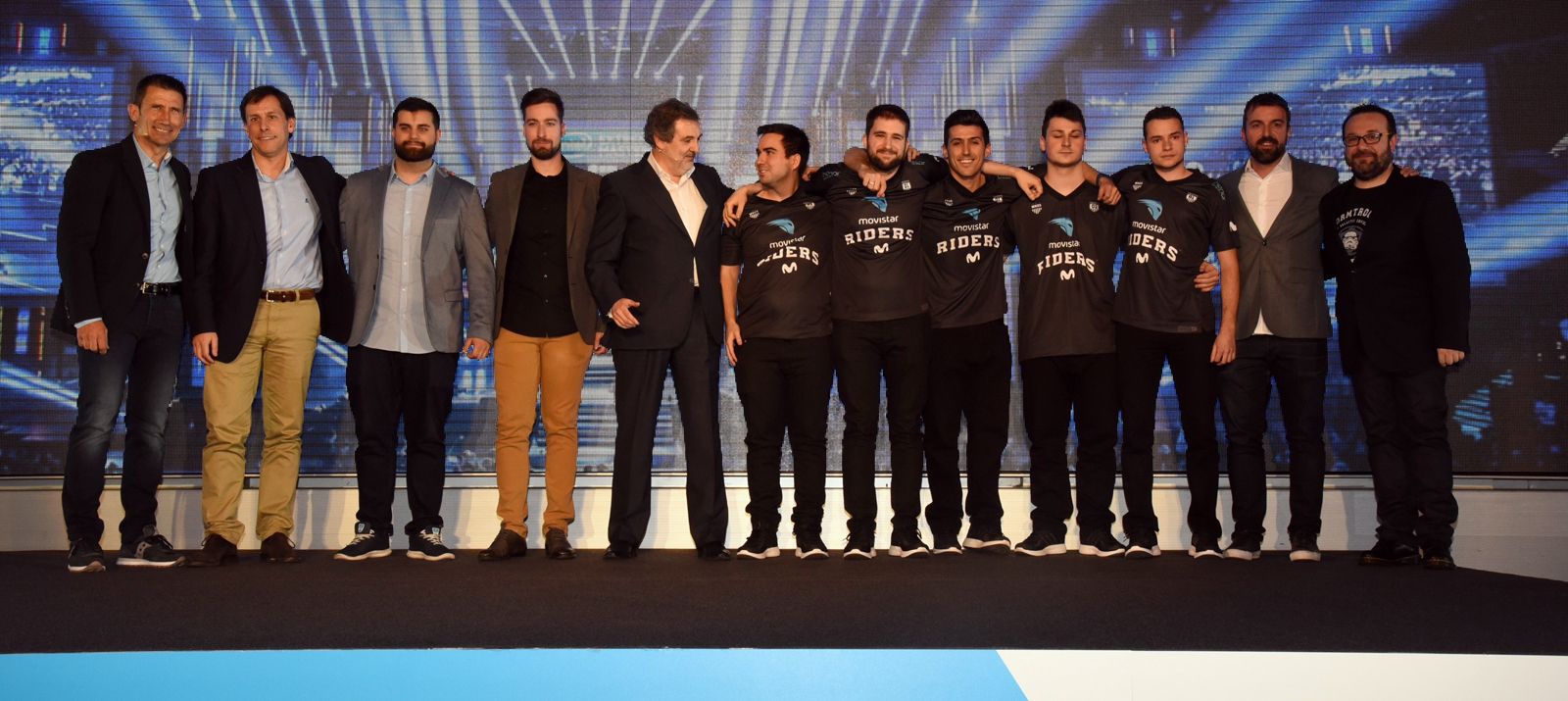 En el centro de la imagen, el presidente de Telefónica España, Luis Miguel Gilpérez, acompañado por algunos de los componentes y parte del staff técnico del Movistar Riders. © Telefónica.