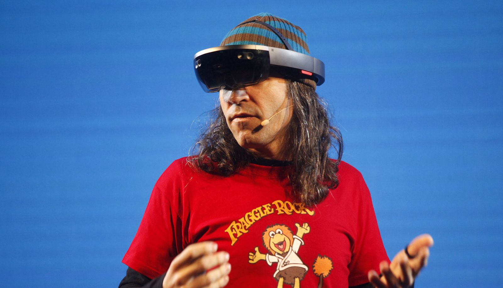 Chema Alonso (Chief Data Officer de Telefónica) explica en qué consiste Aura, empleando Hololens de Microsoft. © Telefónica