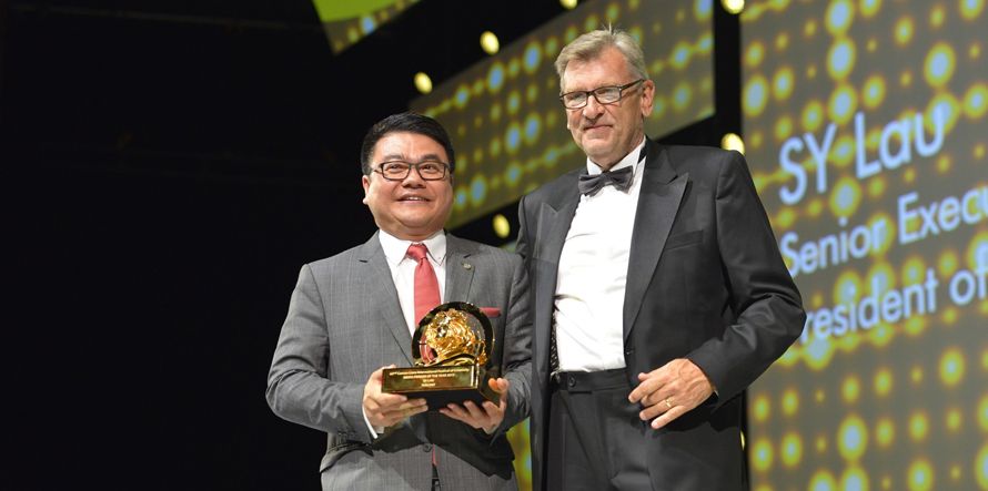 Senior Executive Vice President of Tencent and President of its Online Media Group (OMG) SY Lau (left), Terry Savage, Chairman of Cannes Lions (right) (PRNewsFoto/Tencent)