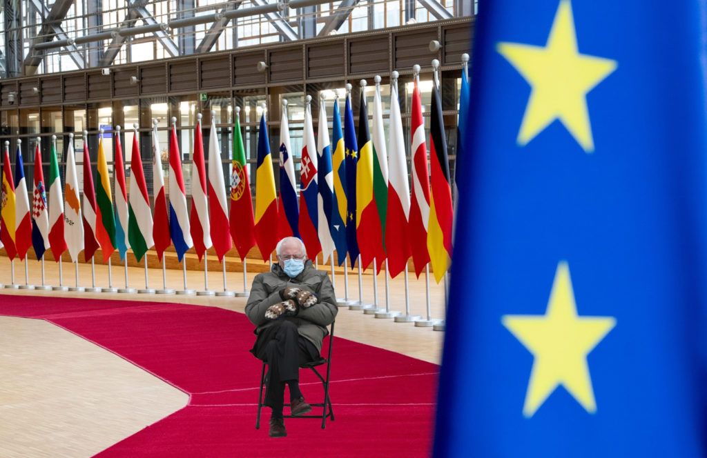 Bernie Sanders y sus manoplas en la entrada del Consejo de la UE_meme_ EU Council TV