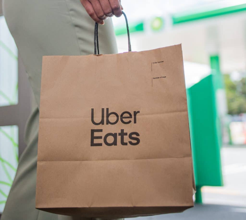 uber-eats-bag-at bpconvenience store_costado