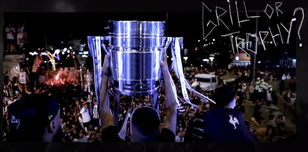 Jugadores del club de futbol Atletico Mineiro enarbolan la parrilla con forma de trofeo de Tramontina