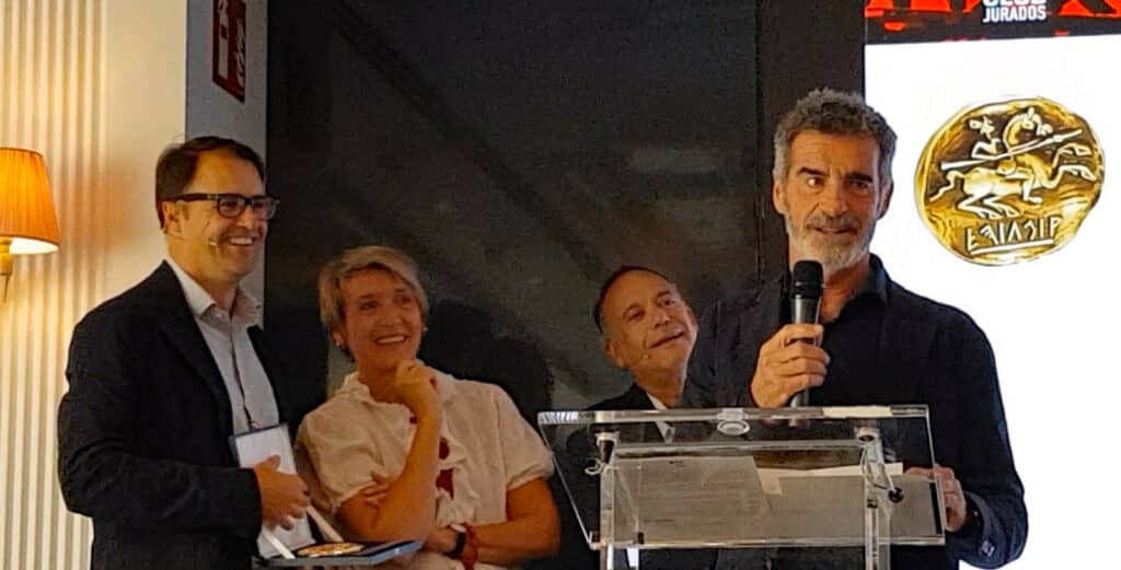 Jordi Rosàs agradece el premio eficacia a la trayectoria Profesional 2024 del Club de Jurados aea