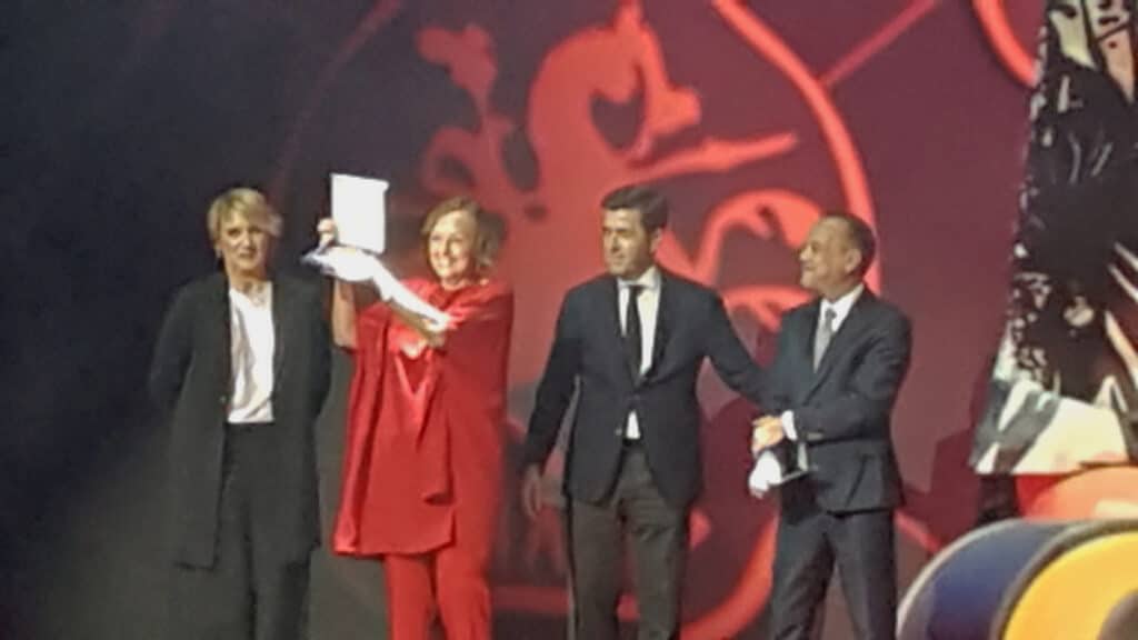 Premios Eficacia 2024_Homenaje a Lidia Sanz_coup de coeur dos_20241024_185904