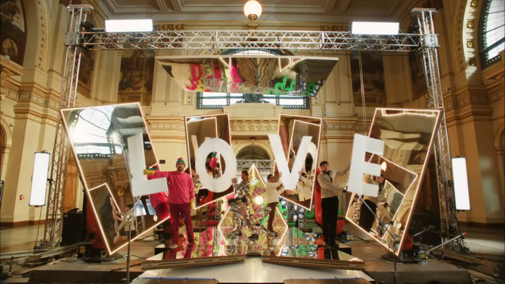 FOTOGRAMA DE love_VIDEO MUSICAL FRACTAL