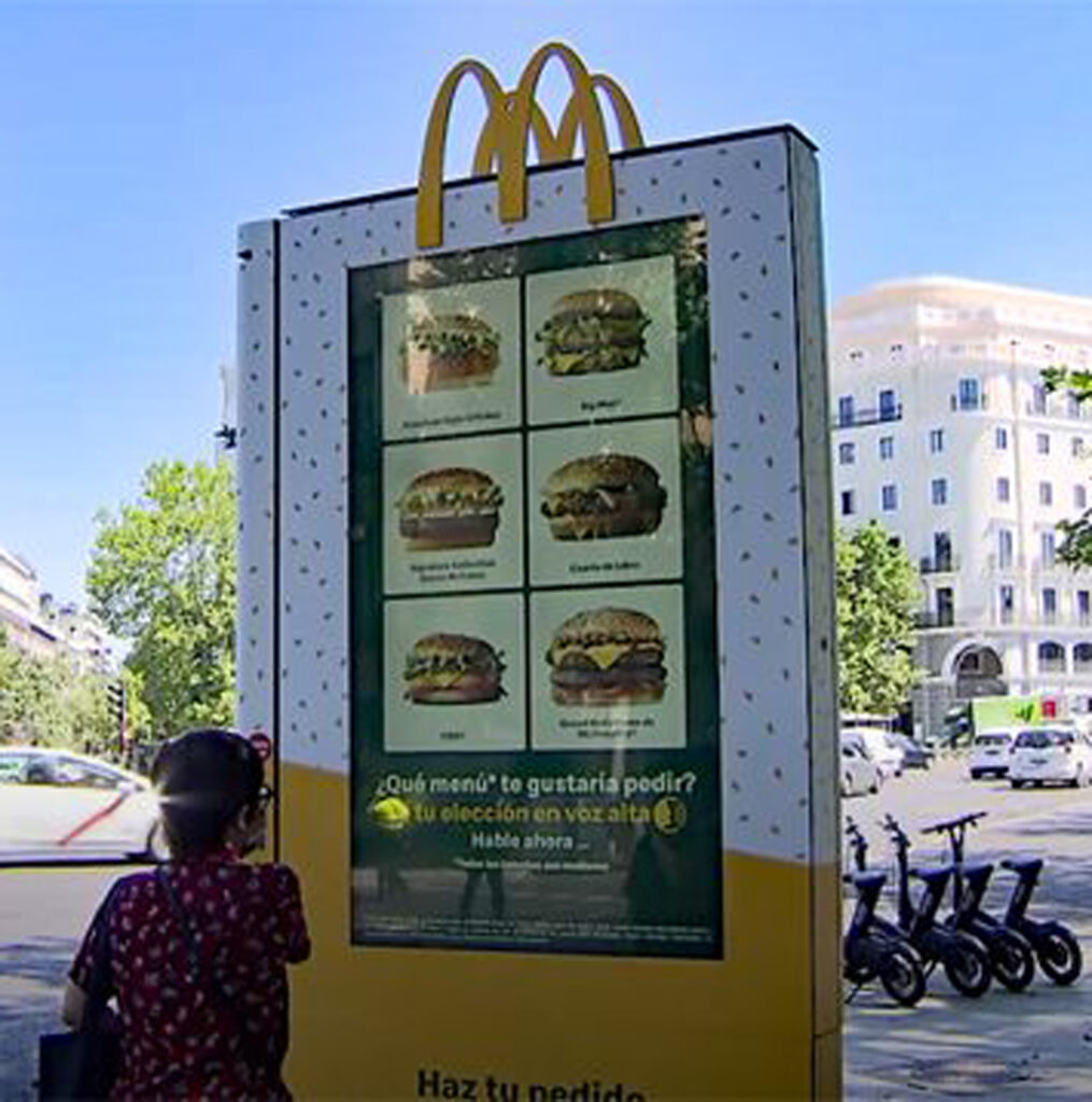 mupis-por-voz.-clear-channel_McDonalds_julio 2020