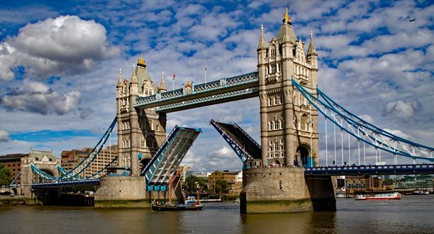 London bridge (UK),by Tony Hisgett from Birmingham, UK - Tower Bridge OpenUploaded by tm, CC BY 2.0, https://commons.wikimedia.org/w/index.php?curid=27908803
