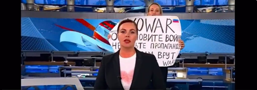Marina Ovsyannikova_editor at Russian TV Channel One_public protests