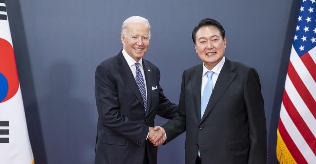 resident_Biden_met_with_President_of_South_Korea_Yoon_at_the_Presidential_Office_in_Yongsan_2022_para colgar