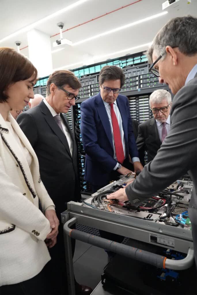 Diana Morant_Salvador Illa y oscar Lopez en el Barcelona Supercomputing Center